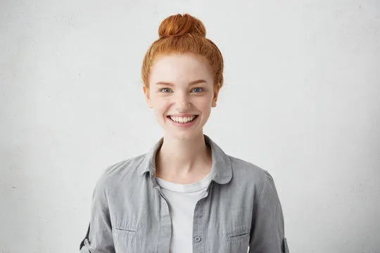 用户在手机上使用爱游戏体育APP